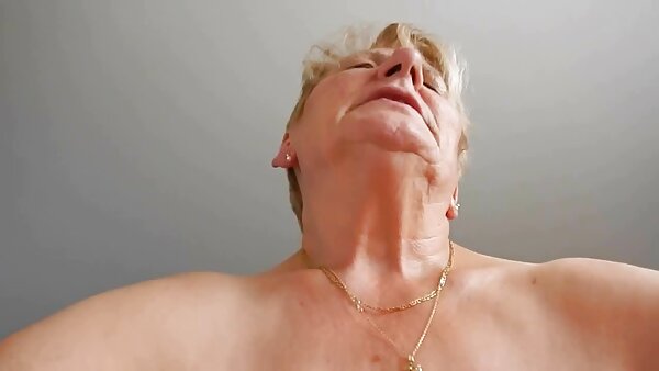 Slutty blondie fucks មិត្តល្អបំផុតពីរនាក់នៅក្នុង kinky threesome